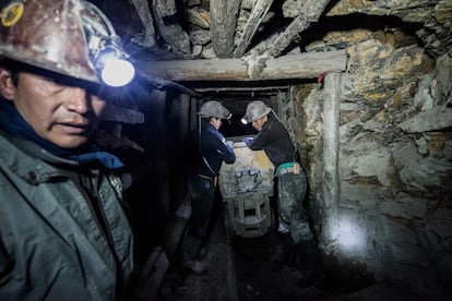 La mina de plata Cerro Rico de Potosí es una de las más grandes de Bolivia y del mundo. En 2014, la UNESCO la agregó a su lista de sitios en peligro de extinción debido a "operaciones mineras incontroladas" que corren el riesgo de "degradar el sitio". 