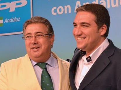 Juan Ignacio Zoido y Elías Bendodo, en un acto del PP.