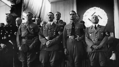 Hitler con su plana mayor en 1937.