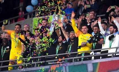Los jugadores del Manchester City levantan el trofeo de campeones.