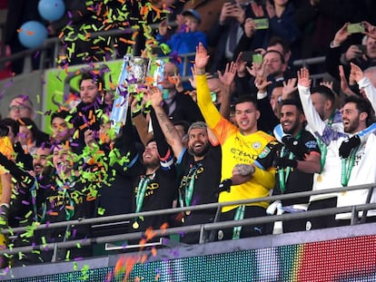Los jugadores del Manchester City levantan el trofeo de campeones. 