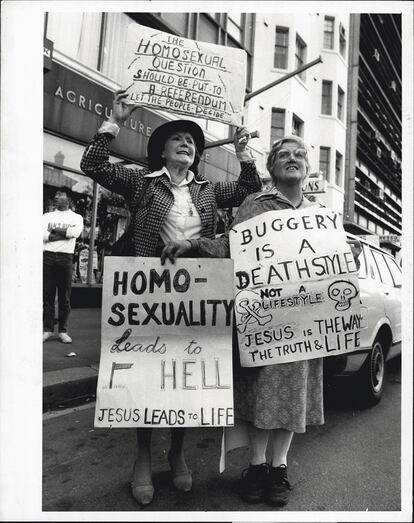 Dos mujeres cristianas protestan contra la aprobación de leyes proLGTBI ante el Parlamento británico, en mayo de 1984.
