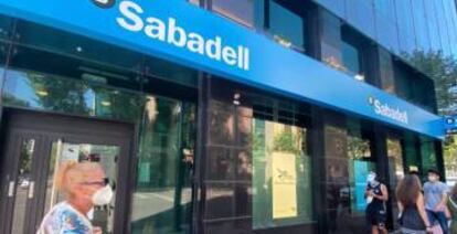 Una oficina del Banco Sabadell en Madrid.