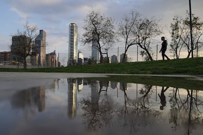 Un hombre pasea en un parque en Santiago, Chile, en septiembre de 2022.