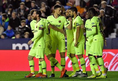 Lionel Messi celebra un gol con sus compañeros de eqiuipo.