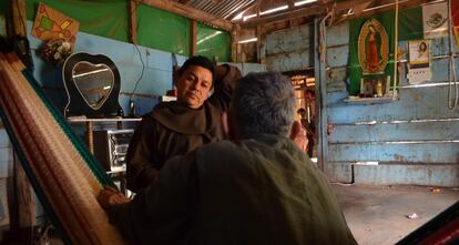 Fray Tomás González durante la visita a una comunidad.