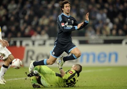 Raúl disputa un balón durante el encuentro.