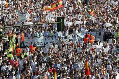 Imagen de la manifestación convocada por la Asociación de Víctimas del Terrorismo en Madrid en contra del diálogo del Gobierno con ETA si la banda deja las armas.