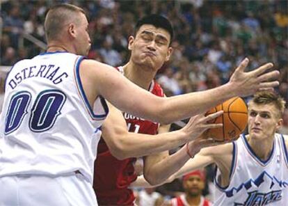 El jugador de los Rockets Yao Ming (centro) trata de escapar al marcaje de Greg Ostertag y Andrei Kirilenko, de los Jazz.