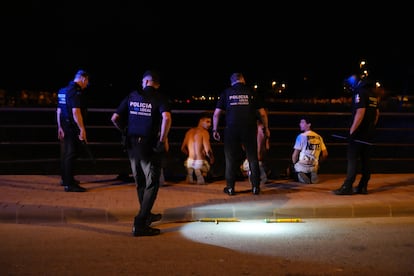 Un grupo de jóvenes son retenidos por la policía, este domingo en Torre Pacheco.