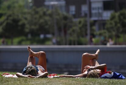 Además de las alertas naranjas, las temperaturas más altas las sufren a Jaén, Huelva y Toledo (39 grados), Ciudad Real (38), Teruel, Zaragoza, Albacete y Madrid (37) y Huesca, Cuenca, Tarragona, Navarra y Valencia (36). mientras que en Guadalajara, Barcelona, Girona, Lleida, El Hierro, La Gomera, La Palma y Tenerife alcanzarán los 34 grados. En la imagen, unas mujeres toman el sol en un parque de Madrid.