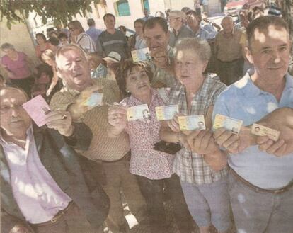 Algunos vecinos de Huerta de Rey posan con sus D.N.I durante la jornada de nombres raros.