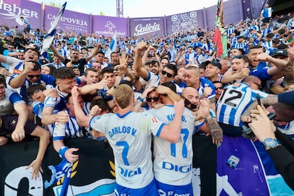 Los jugadores y la afición del Alavés celebran la victoria y la permanencia en Primera División, este domingo en el estadio José Zorrilla.
