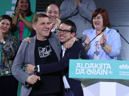 El candidato de EH Bildu a las elecciones, Pello Otxandiano (derecha), y el coordinador general del partido, Arnaldo Otegi, celebran este domingo los resultados electorales en el Mercado del Ensanche en Bilbao.