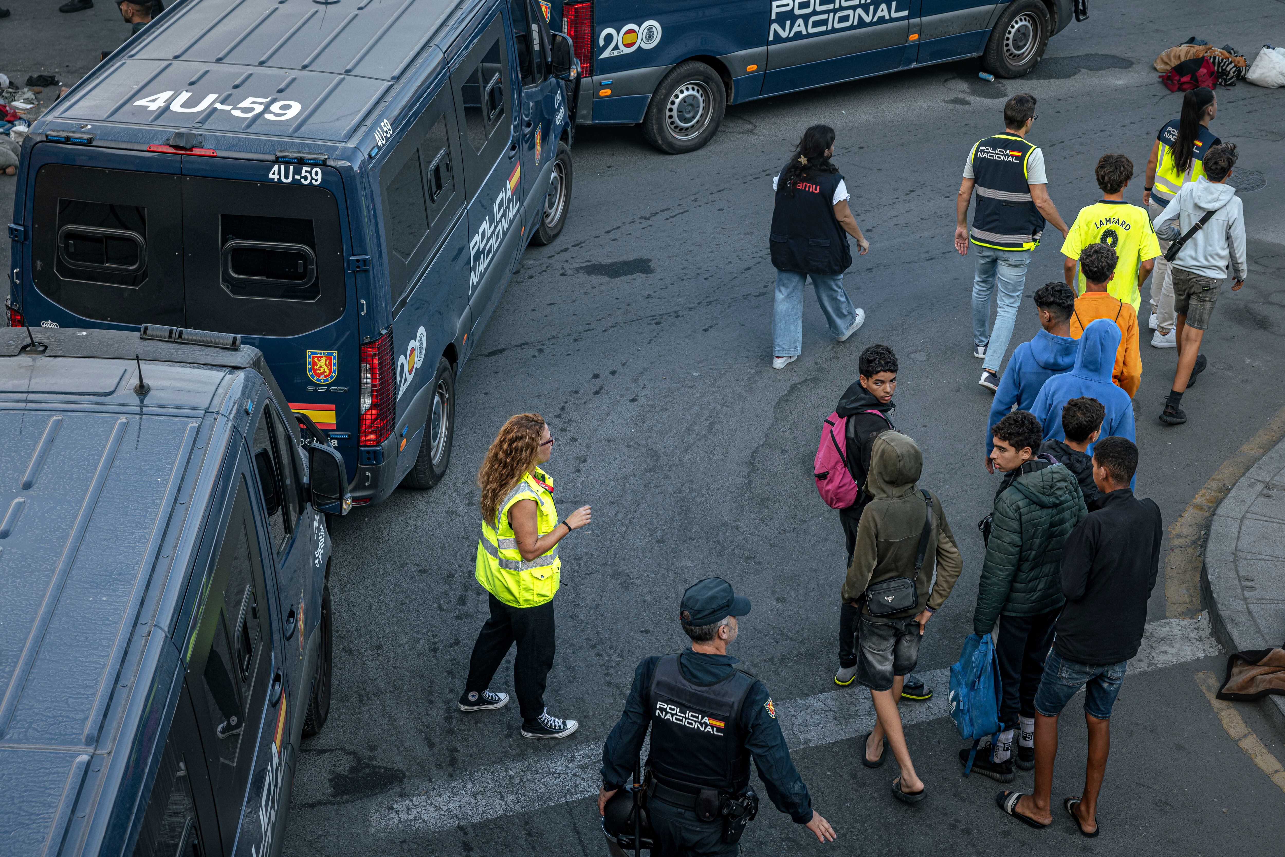 Traslado de menores migrantes en Ceuta, este viernes. 