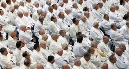 Imagem de arquivo de uma vista geral de um grupo de sacerdotes na Plaza del Obradoiro, em Santiago de Compostela.