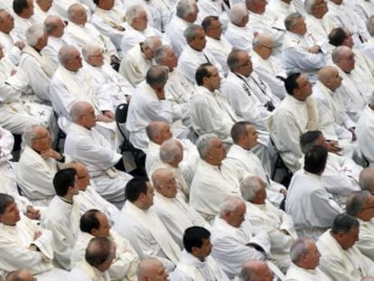 Imagem de arquivo de uma vista geral de um grupo de sacerdotes na Plaza del Obradoiro, em Santiago de Compostela.