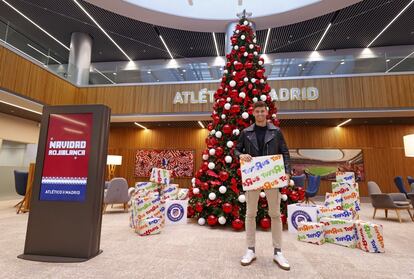 La Fundación Atlético de Madrid y Toys “R” Us realizan una entrega de juguetes a niños ingresados en 10 hospitales de la Comunidad de Madrid. El objetivo: aliviar la estancia en hospitales de más 700 pequeños.