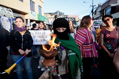 Una mujer enciende copal, durante la protesta en las calles de Quito (Ecuador). 