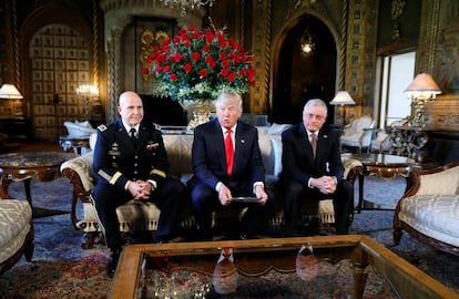 Trump presenta como asesor al general McMaster (izquierda) en Mar a Lago.
