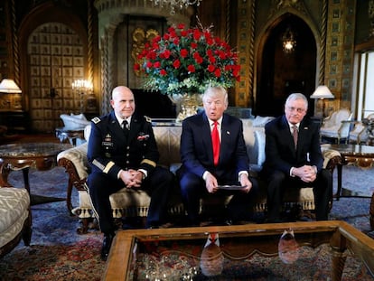 Trump apresenta como assessor ao general McMaster (esquerda) em Mar a Lago.