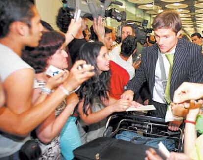 Xabi Alonso tras llegar al aeropuerto de Barajas.