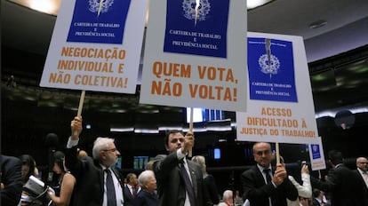 Protesto da oposição na Câmara contra a aprovação da reforma trabalhista.