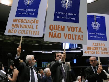 Protesto da oposição na Câmara contra a aprovação da reforma trabalhista.