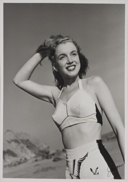 Una jovencísima Marilyn Monroe evita mirar a la cámara en su primera sesión de fotos, realizada por Joseph Jasgur en 1946.