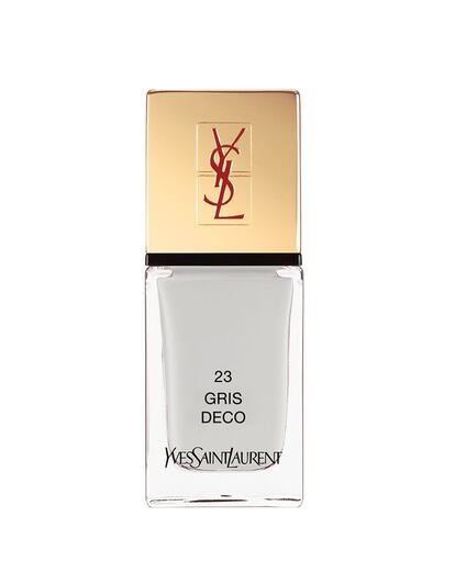 Yves Saint Laurent te propone un tono más claro de la gama de grises. Una laca elaborada con ingredientes que refuerzan la durabilidad (21 euros aprox).