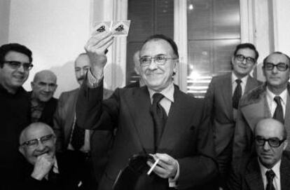 Santiago Carrillo muestra su carné del PCE el 10 de diciembre de 1976, tras su regreso a España.