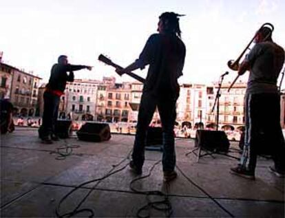 Fermín Muguruza durante una prueba de sonido en el Mercat de Música Viva de Vic.