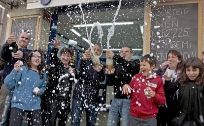 Los propietarios de la administración de loterias nº13 de l' Hospitalet de Llobregat celebran haber vendido dos series del segundo premio del sorteo de El Niño