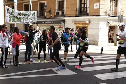 Los corredores del maratón, son animados por los espectadores en las calles de Madrid.