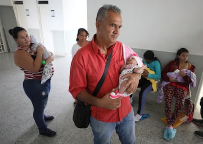 Un hombre esperan el certificado de nacimiento de su bebé en un hospital de Cúcuta, Colombia.