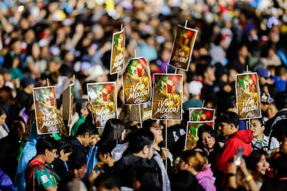 La gente ha empezado desde media tarde a congregarse en el Zócalo. 