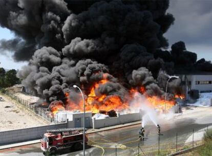 Un momento del incendio de Sogapol, en el polígono carballiñés de A Uceira, que consumió la estructura de la fábrica en 10 minutos.