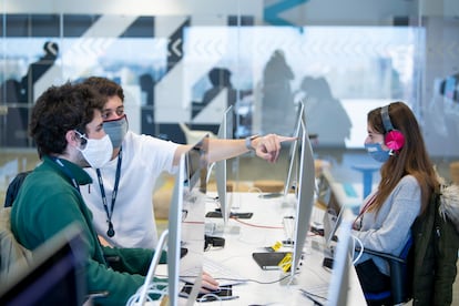 Jóvenes participan en la formación 'peer-to-peer' de los campus 42, donde el aprendizaje se basa en proyectos en equipo.