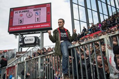 El partido más importante del St. Pauli se juega en la sociedad. Dieron un paso adelante ante la crisis de los refugiados y se declaran antifascistas hasta en español. En la imagen, un aficionado anima al St. Pauli en un encuentro contra el Gäste.