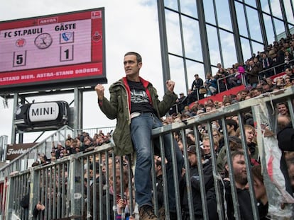 El partido más importante del St. Pauli se juega en la sociedad. Dieron un paso adelante ante la crisis de los refugiados y se declaran antifascistas hasta en español. En la imagen, un aficionado anima al St. Pauli en un encuentro contra el Gäste.