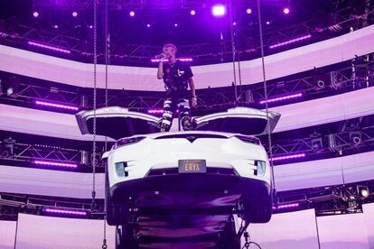 El rapero estadounidense Jaden Smith desciende al escenario desde un vehículo, el 12 de abril, durante su intervención en el Coachella.