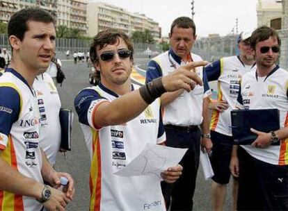 Fernando Alonso analiza con miembros de su equipo el trazado urbano del Gran Premio de la Comunidad Valenciana