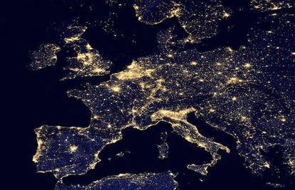 En la imagen de la Tierra vista de noche, desde satélite, destacan las concentraciones urbanas por la iluminación.