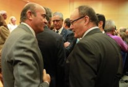 El ministro de Economía, Luis de Guindos (izquierda), junto al goberandor del Banco de España, Luis María Linde.