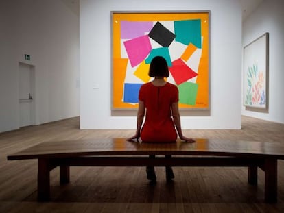 Una visitante de la exposici&oacute;n de Henri Matisse en la Tate Modern observa el cuadro &#039;El caracol&#039;.