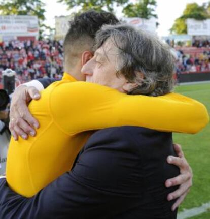 Enrique Martín lo celebra con uno de sus jugadores.