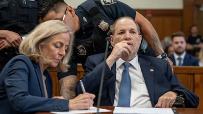 El exproductor Harvey Weinstein comparece en el tribunal penal de Manhattan, el 1 de mayo en Nueva York.