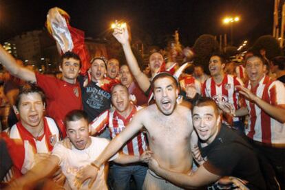 Aficionados del Atlético de Madrid celebran en la plaza de Neptuno el pase de su equipo a la final de la Liga Europa.