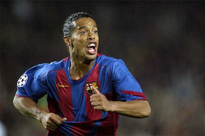 Ronaldinho celebra su gol ante el Milan.