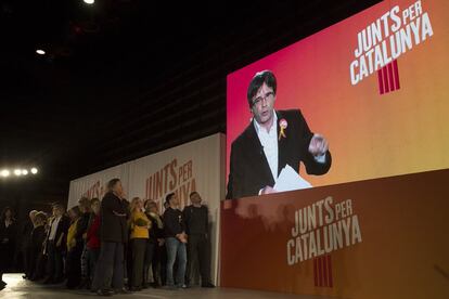El expresidente Carles Puigdemont interviene por videoconferencia desde Bruselas en el acto de inicio de la campaña de Junts per Catalunya, en Barcelona, el 4 de diciembre de 2017.
